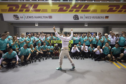 Nico Rosberg, Mercedes AMG F1 W07 Hybrid feiert seinen Sieg