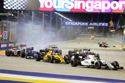 Феліпе Масса, Williams FW38 на старті гонки, а Ніко Хюлькенберг сходить