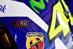 Valentino Rossi, Yamaha Factory Racing, montrant son sticker hommage à Luis Salom