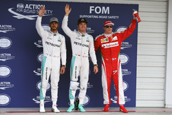 Qualifiche, i primi tre nel parco chiuso (da sx a dx): il secondo qualificato Lewis Hamilton, Merced