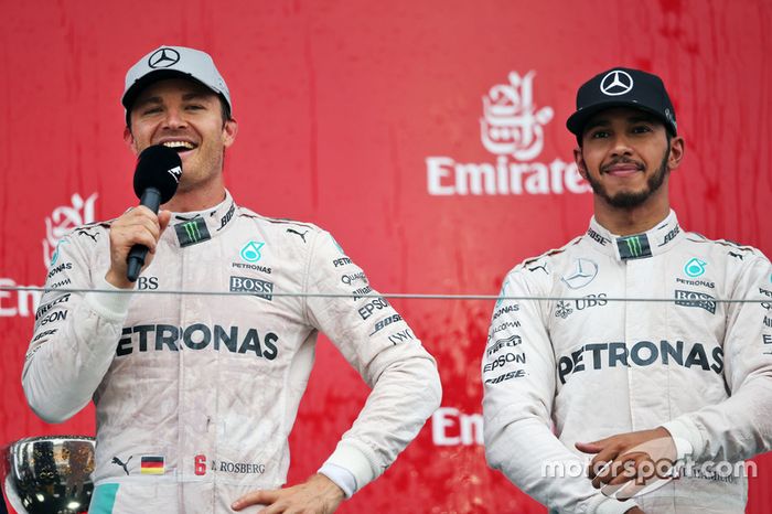 Victoria y podio para Mercedes