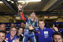 Racewinnaar Jorge Lorenzo, Yamaha Factory Racing viert feest met zijn team