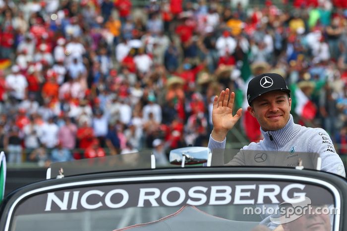 Nico Rosberg conquista título vencendo no Brasil, mesmo se Hamilton terminar em segundo.