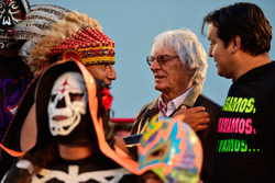 Bernie Ecclestone, avec des lutteurs mexicains