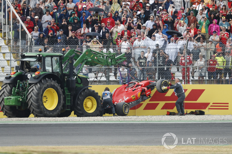 La monoposto di Sebastian Vettel, Ferrari SF71H, viene rimossa dopo l'incidente