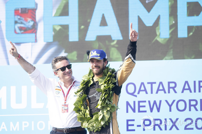 Alejandro Agag, CEO, Formula E, ene l podio con el campeón Jean-Eric Vergne, Techeetah