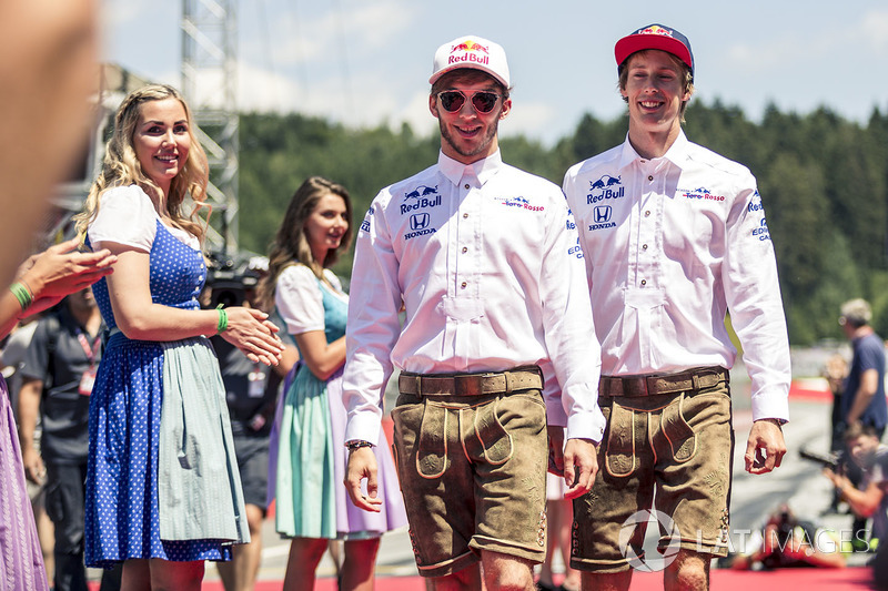 Pierre Gasly, Scuderia Toro Rosso and Brendon Hartley, Scuderia Toro Rosso mengenakan celana tradisional khas Austria
