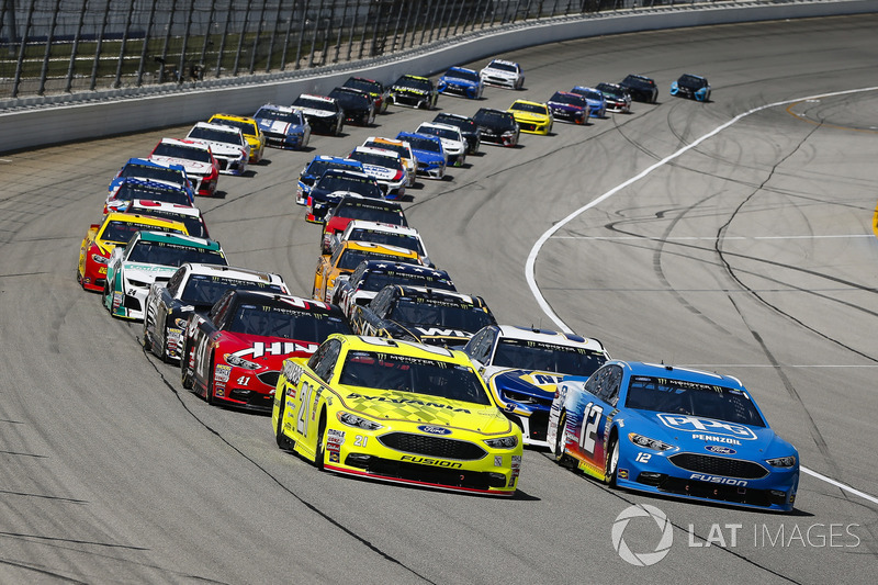Paul Menard, Wood Brothers Racing, Ford Fusion Menards / Sylvania and Ryan Blaney, Team Penske, Ford Fusion PPG lead the field to the green flag