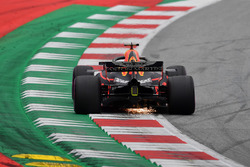 Daniel Ricciardo, Red Bull Racing RB14 fait des étincelles