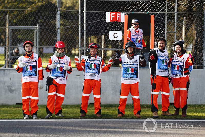 Oficiales de pista mexicanos posan antes de la PL1