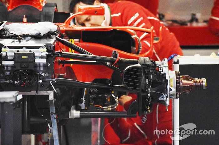 Suspensión frontal del coche Ferrari SF70H de Kimi Raikkonen