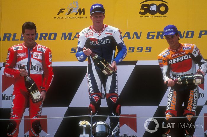 Podio: 1º Kenny Roberts, 2º Carlos Checa, 3º Álex Crivillé