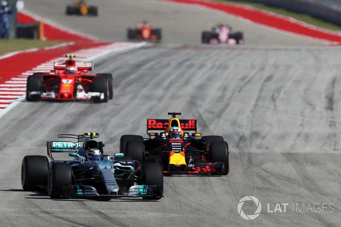 Valtteri Bottas, Mercedes-Benz F1 W08  y Daniel Ricciardo, Red Bull Racing RB13