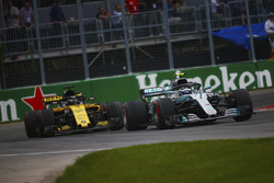 Valtteri Bottas, Mercedes AMG F1 W09, leads Carlos Sainz Jr., Renault Sport F1 Team R.S. 18