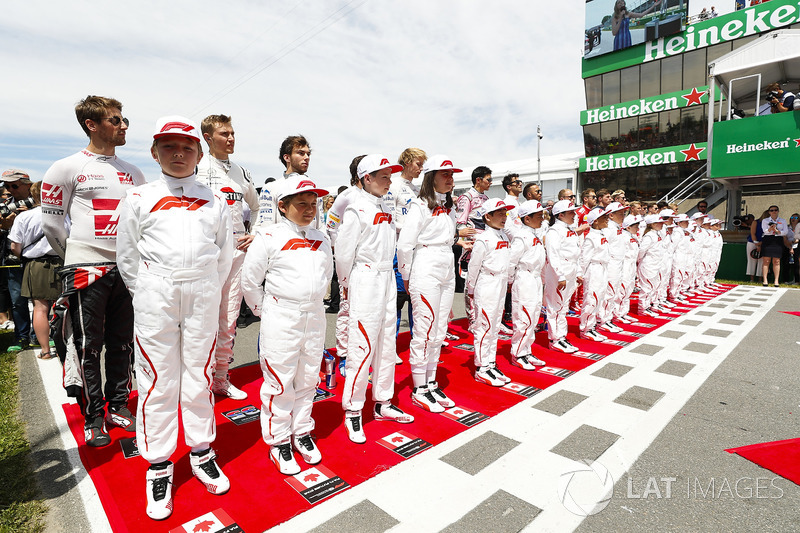 The Grid Kid mascots with the drivers prior to the start