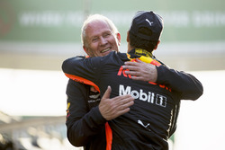 Helmut Markko, Consultant, Red Bull Racing, félicite le vainqueur Daniel Ricciardo, Red Bull Racing