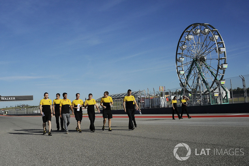 Carlos Sainz Jr., Renault Sport F1 Team camina con el equipo por el circuito