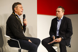 Henry Hope-Frost parle à Mario Isola de Pirelli sur la scène Autosport