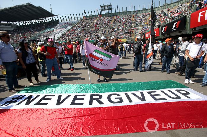 Fans con el 'Never Give Up' para Sergio Pérez, Sahara Force India