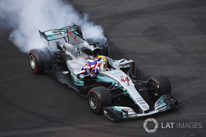 No fim das contas, Hamilton cruzou a linha de chegada em nono, suficiente para se sagrar tetracampeão