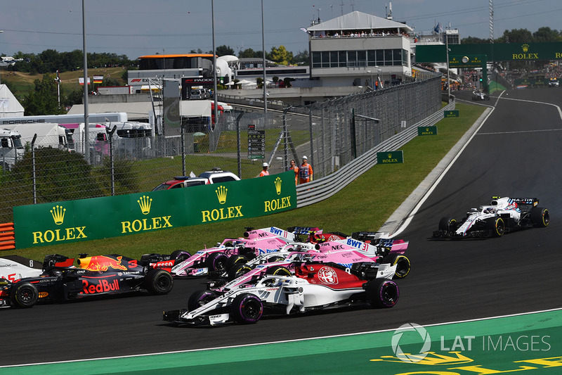 Marcus Ericsson, Sauber C37 et Esteban Ocon, Force India VJM11 au départ