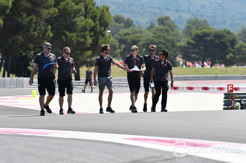 Romain Grosjean, Haas F1, cammina lungo il circuito