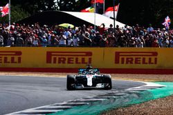 Lewis Hamilton, Mercedes AMG F1 W09, saluda a los aficionados después de la carrera