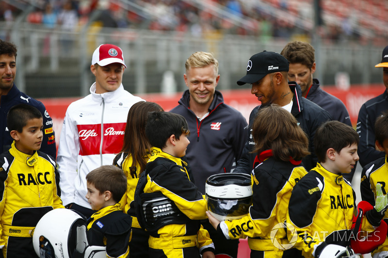 Giovani karteristi sostenuti dalla RACC, il più grande auto club spagnolo, posano con Daniel Ricciardo, Red Bull Racing, Marcus Ericsson, Sauber, Kevin Magnussen, Haas F1 Team, Lewis Hamilton, Mercedes AMG F1, Romain Grosjean, Haas F1 Team, e Stoffel Vando