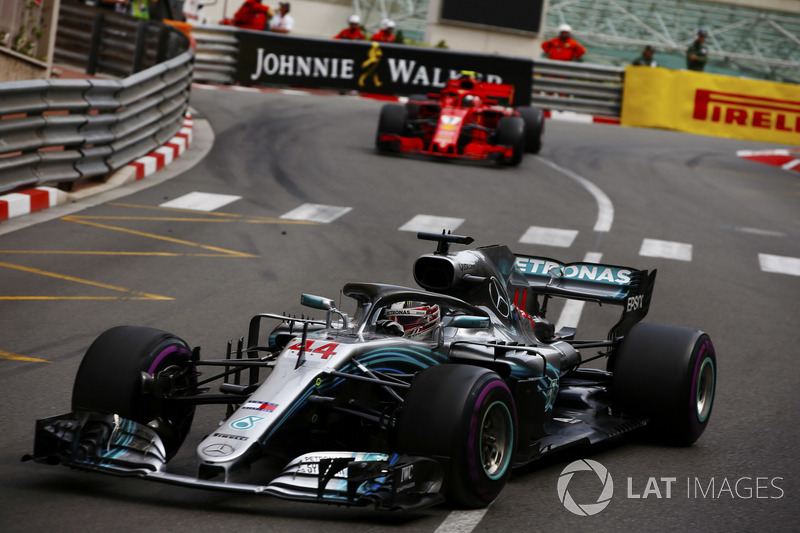 Lewis Hamilton, Mercedes AMG F1 W09, devant Kimi Raikkonen, Ferrari SF71H