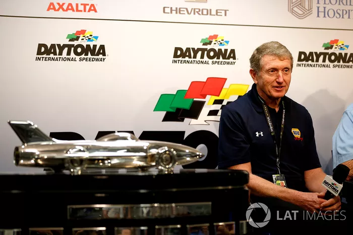 Bill Elliott foi o campeão da NASCAR naquele ano
