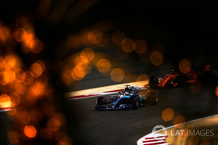 Lewis Hamilton, Mercedes AMG F1 W09 y Stoffel Vandoorne, McLaren MCL33 Renault