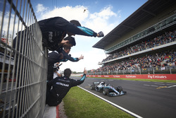 Lewis Hamilton, Mercedes AMG F1 W09, 1st position, takes victory to the delight of his team on the pit wall