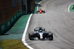 Valtteri Bottas, Mercedes AMG F1 W08, Kimi Raikkonen, Ferrari SF70H