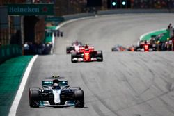 Valtteri Bottas, Mercedes AMG F1 W08, Kimi Raikkonen, Ferrari SF70H, Sergio Perez, Sahara Force India F1 VJM10, en la vuelta de formación
