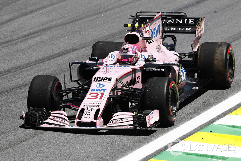 Esteban Ocon, Sahara Force India F1 VJM10, attempts to limp back to the pits with a puncture and dam