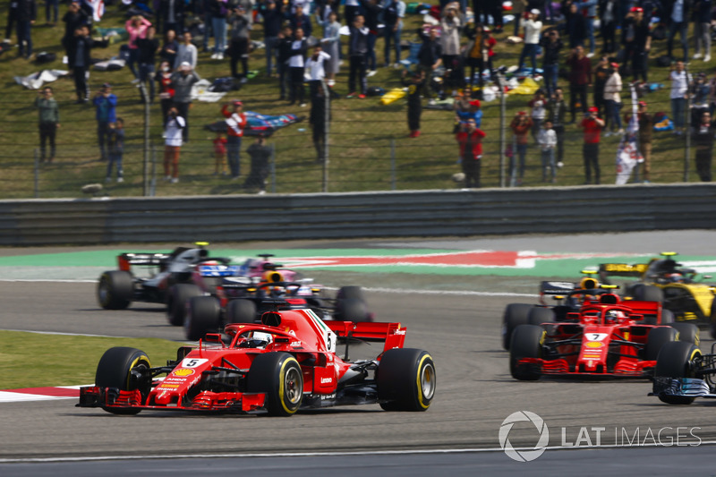 Sebastian Vettel, Ferrari SF71H, Valtteri Bottas, Mercedes AMG F1 W09, Kimi Raikkonen, Ferrari SF71H, Max Verstappen, Red Bull Racing RB14 Tag Heuer, e il resto del gruppo