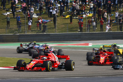 Sebastian Vettel, Ferrari SF71H, Valtteri Bottas, Mercedes AMG F1 W09, Kimi Raikkonen, Ferrari SF71H