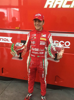 Enzo Fittipaldi com os dois troféus de Adria da F4 Italiana