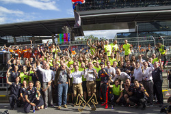 Il vincitore della gara Max Verstappen, Red Bull Racing, festeggia con il team