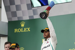 Podium: winnaar Lewis Hamilton, Mercedes-AMG F1