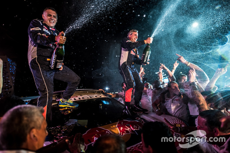 Ganador #303 Peugeot Sport Peugeot 3008 DKR: Carlos Sainz, Lucas Cruz