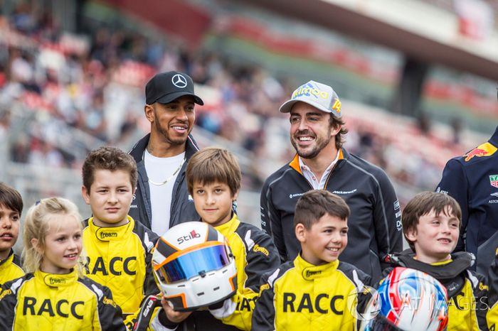 Lewis Hamilton, Mercedes-AMG F1 y Fernando Alonso, McLaren con jóvenes pilotos de Kart de RACC