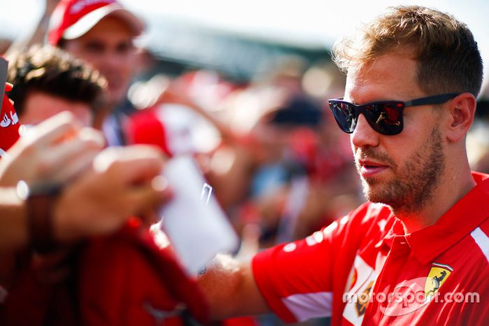 Sebastian Vettel, Ferrari, con aficionados