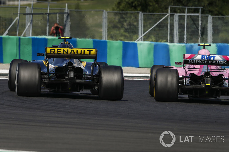 Esteban Ocon, Force India VJM11, battles with Carlos Sainz Jr., Renault Sport F1 Team R.S. 18