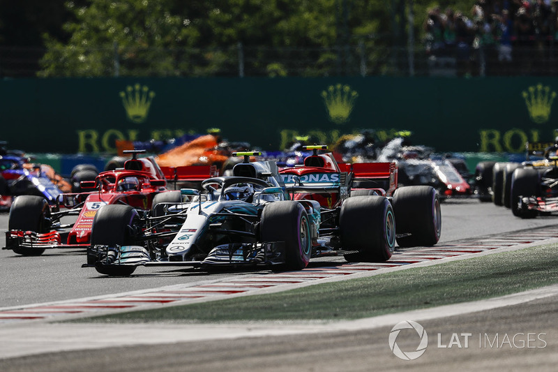 Valtteri Bottas, Mercedes AMG F1 W09, Kimi Raikkonen, Ferrari SF71H, Sebastian Vettel, Ferrari SF71H, en la salida