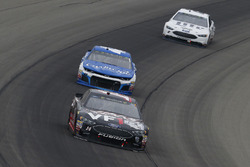 Clint Bowyer, Stewart-Haas Racing, Chevrolet Camaro Haas 30 Years of the VF1 and Kyle Larson, Chip Ganassi Racing, Chevrolet Camaro Credit One Bank