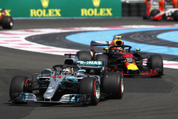 Lewis Hamilton, Mercedes AMG F1 W09 leads at the start