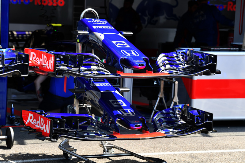 Nez et aileron avant de la Scuderia Toro Rosso STR13