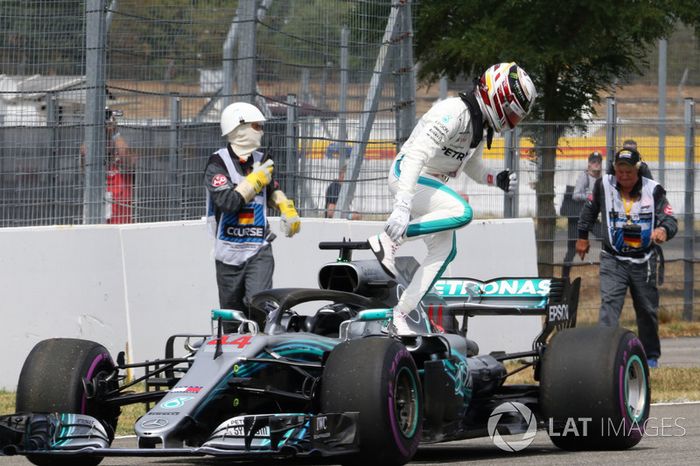 Lewis Hamilton, Mercedes-AMG F1 W09, se detiene en pista