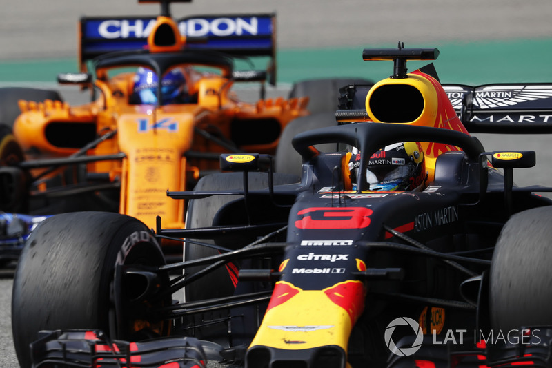 Daniel Ricciardo, Red Bull Racing RB14, por delante de Fernando Alonso, McLaren MCL33